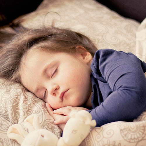  une maman avec son bébé pharmacie Savalle